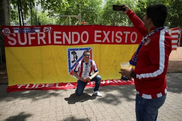 Fußball, EL, Finale, Atletico Madrid Fans in Lyon Spanish Atletico Madrid s fans take photos of a Spanish flag with the club s emblem reading Suffering I exist in Lyon, France, several hours before the starting of the UEFA Europa League s final match between Atletico Madrid and Olympique Marseille on 16 May 2018. Preparations for Europa League final Atletico Madrid - Olympique Marseille !ACHTUNG: NUR REDAKTIONELLE NUTZUNG!  Copyright: xMARISCALx GRAF8230 20180516-636620800180491370