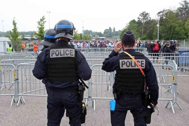 Fu?ball, EL, Finale, Sicherheitsvorkehrungen Olympique de Marseille v Atletico Madrid UEFA Europa League Fina A heavy Police presence keep an eye on the Marseille fans before the UEFA Europa League Final match at Stade de Lyons, Lyons Content Not Available For UK Newspapers Copyright: xPaulxChestertonx FIL-11807-0008