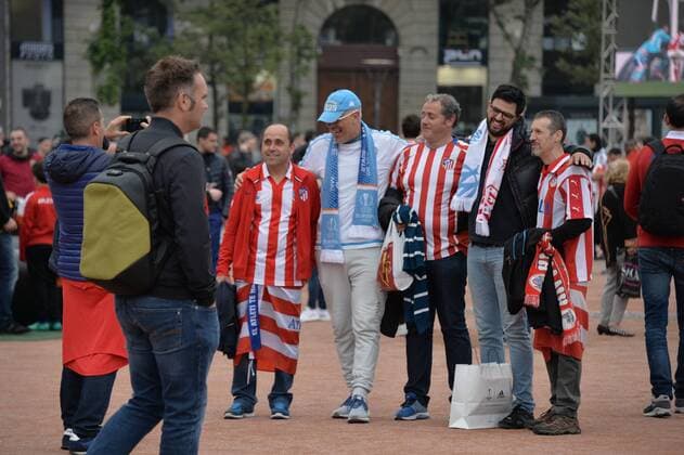 Fußball, EL, Finale, Atletico Madrid Fans in Lyon Supporters athletico de madrid avec un supporter marseillais dans les rues de Lyon FOOTBALL : Ambiance supporters marseillais dans les rues de Lyon avant la finale de l Europa Ligue - 16 05 2018 FredericChambert Panoramic 