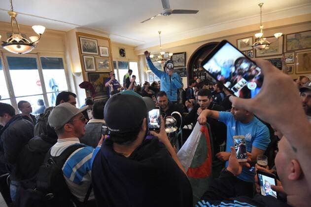Fußball, EL, Finale, Marseille Fans in Lyon Supporters marseillais dans cafe de Lyon place Bellecour FOOTBALL : Ambiance supporters marseillais dans les rues de Lyon avant la finale de l Europa Ligue - 16 05 2018 FredericChambert Panoramic 