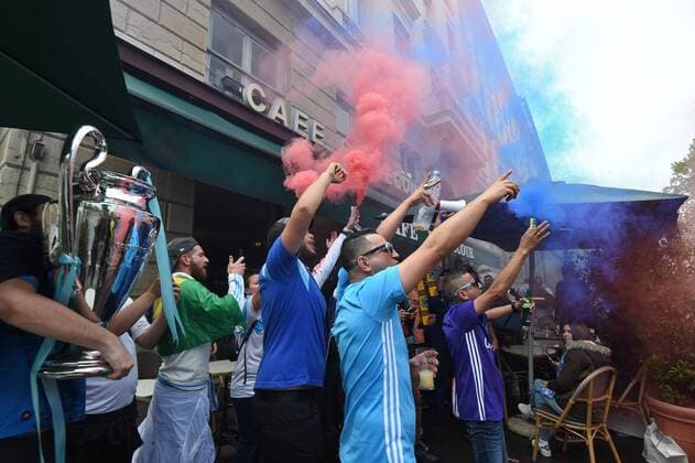Fußball, EL, Finale, Marseille Fans in Lyon Supporters marseillais dans cafe de Lyon place Bellecour FOOTBALL : Ambiance supporters marseillais dans les rues de Lyon avant la finale de l Europa Ligue - 16 05 2018 FredericChambert Panoramic 