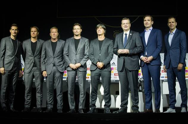 Presented the contract extension until 2022 coaching staff and 2024 Bierhoff from left to right Miroslav KLOSE ehem professional footballer DFB intern GER Thomas SCHNEIDER co coach GER Andreas KOEPKE goalkeeper coach GER Marcus SORG co coach GER Joachim LOEW Löw Jogi coach GER Reinhard Dieter GRINDEL DFB president Friedrich CURTIUS general secretary DFB Oliver BIERHOFF Manager GER whole figure horizontal format caderbekanntgabe of the German national team GER before the 2018 World Cup in the football museum in Dortmund on 15 05 2018 Â