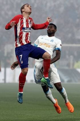 Fußball, EL, Finale, Olympique Marseille - Atletico Madrid Olympique Marseille s Bouna Sarr (R) vies for the ball with Atletico Madrid s Antoine Griezmann during the UEFA Europa League final between Olympique Marseille and Atletico Madrid at the Parc Olympique Lyonnais stadium in Lyon, France, 16 May 2018. Olympique Marseille vs. Atletico Madrid !ACHTUNG: NUR REDAKTIONELLE NUTZUNG!  Copyright: xMARISCALx LYO20 20180516-636621021335655693