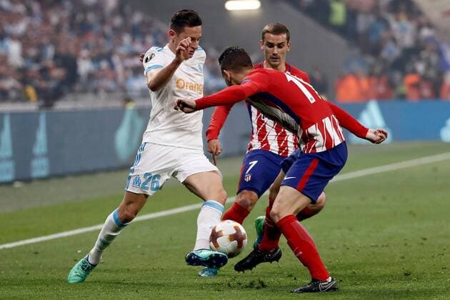 Fußball, EL, Finale, Olympique Marseille - Atletico Madrid Atletico Madrid s Antoine Griezmann (C) vies for the ball with Olympique Marseille s Florian Thauvin (L) during the UEFA Europa League final between Olympique Marseille and Atletico Madrid at the Parc Olympique Lyonnais stadium in Lyon, France, 16 May 2018. Olympique Marseille vs. Atletico Madrid !ACHTUNG: NUR REDAKTIONELLE NUTZUNG!  Copyright: xMARISCALx LYO24 20180516-636621030587126541