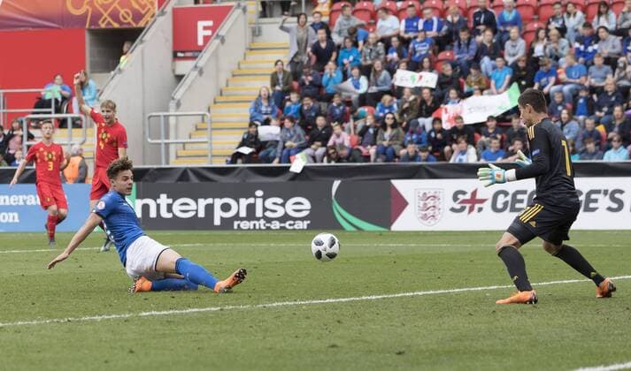 Bilder des Tages - SPORT Edoardo Vergani of Italy strikes the ball at Nick Shinton (right) of Belgium during the UEFA European U17 U 17 Championship Semi Final match at the New York Stadium, Rotherham. Picture date 17th May 2018. Picture credit should read: James Wilson Sportimage EDITORIAL USE ONLY. No use with unauthorised audio, video, data, fixture lists, club league logos or live services. Online in-match use limited to 120 images, no video emulation. No use in betting, games or single club league player publications.