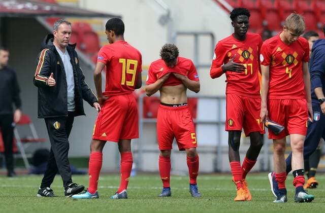 Italy v Belgium UEFA EURO EM Europameisterschaft Fussball U17 U 17 Championship Semi-Final Belgium under-17 head coach Thierry Siquet (l) commiserates with his team after the UEFA Euro U17 Championship Semi-Final match at the New York Stadium, Rotherham Content Not Available For UK Newspapers Copyright: xSimonxMoorex FIL-11810-0018