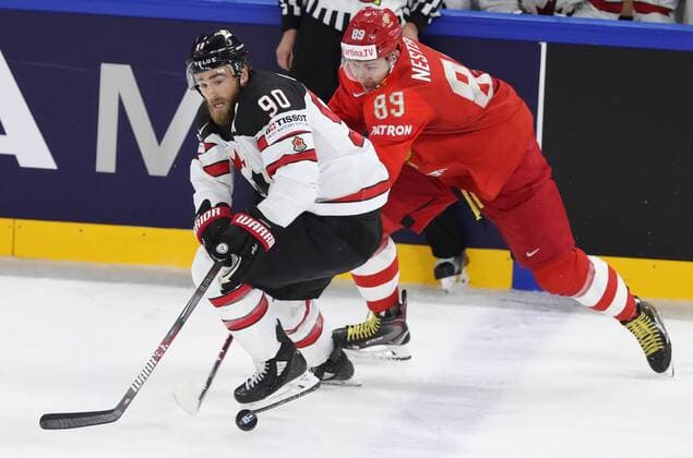 COPENHAGEN, DENMARK - MAY 17, 2018: Canada s Ryan O Reilly (L) and Russia s Nikita Nesterov fight for the puck in their 2018 IIHF Ice hockey Eishockey World Championship WM Weltmeisterschaft Quarterfinal match at Royal Arena. Anton Novoderezhkin TASS  TS07FE0C