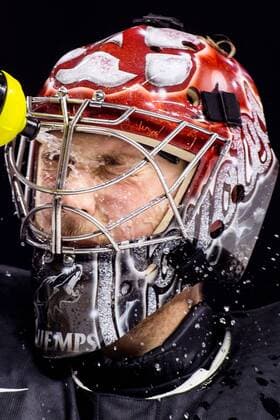 180517 Canadian malpractice Darcy Kuemper splashes water in the face during the quarterfinals of the ice hockey World Cup between Russia and Canada on May 17, 2018 in Copenhagen  Copyright: PETTERxARVIDSON BB180517PA042