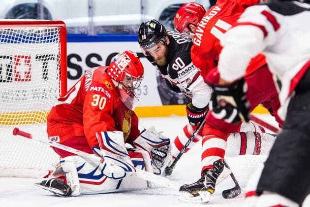 180517 Canadas Ryan O Reilly worries against Russias malfunctioner Igor Shestyorkin during the quarterfinals of the ice hockey World Cup between Russia and Canada on May 17, 2018 in Copenhagen  Copyright: PETTERxARVIDSON BB180517PA068