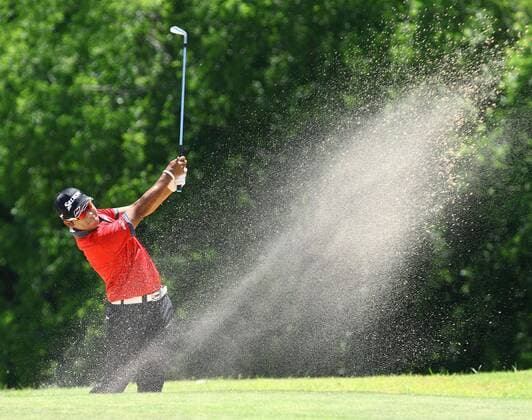 Bilder des Tages - SPORT Golf: Matsuyama at Byron Nelson Hideki Matsuyama of Japan hits out of the bunker on the seventh hole during the first round of the AT&amp;T Byron Nelson Championship in Dallas, Texas, on May 17, 2018. 