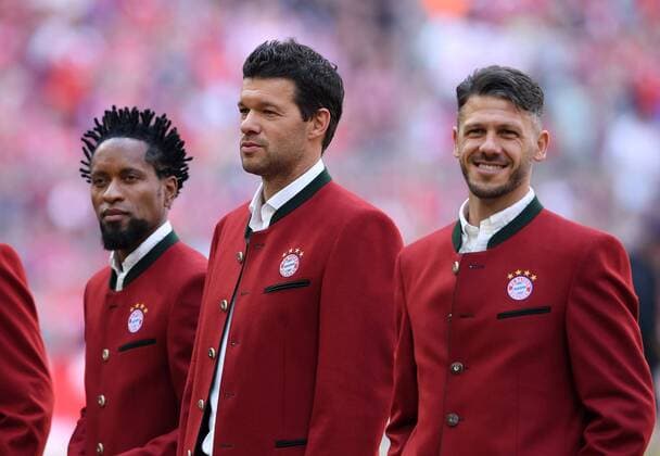 FOOTBALL 1 BUNDESLIGA SEASON 2017 2018 34 GAME DAY FC Bayern Muenchen VfB Stuttgart 12 05 2018 FC Bayern celebrates winning the 28 German championship FC Bayern Muenchen legends Ze Roberto Michael Ballack and Martin Demichelis v li Muenchen