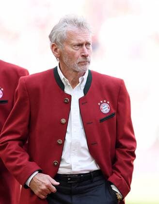 FUSSBALL 1. BUNDESLIGA SAISON 2017 2018 34. SPIELTAG FC Bayern Muenchen - VfB Stuttgart 12.05.2018 Der FC Bayern feiert den Gewinn der 28. Deutsche Meisterschaft: FC Bayern Muenchen Legenden, Paul Breitner Muenchen *** FOOTBALL 1 BUNDESLIGA SEASON 2017 2018 34 GAME DAY FC Bayern Muenchen VfB Stuttgart 12 05 2018 FC Bayern celebrates winning the 28 German championship FC Bayern Muenchen legend Paul Breitner Muenchen 