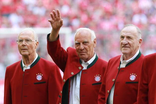 Präsentation von FC Bayern-Legenden zu den bisherigen 27 Deutschen Meisterschaften. v.l.: Franz Beckenbauer, Franz Bulle Roth, Hans-Georg Schwarzenbeck Fussball Allianz Arena München FC Bayern München - VfB Stuttgart 12.05.2018 *** Presentation of FC Bayern Legends to the previous 27 German Championships Franz Beckenbauer Franz Bulle Roth Hans George Schwarzenbeck Football Allianz Arena Munich FC Bayern Munich VfB Stuttgart 12 05 2018