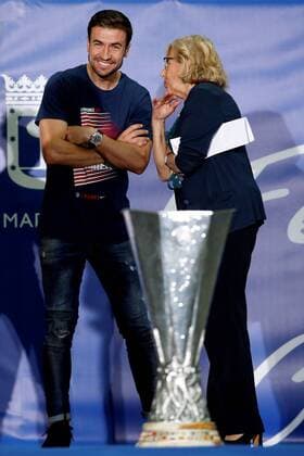 Madrid s Mayoress Manuela Carmena (R), and Atletico de Madrid s Spanish midfielder Gabi Fernandez (L) talk during the team s celebrations after their UEFA Europa League victory in Madrid, Spain, 18 May 2018. Atletico de Madrid won the UEFA Europa League on 16 May 2018 against Olympique Marseille. Madrid s City Hall celebrates Atletico de Madrid s UEFA Europa League victory !ACHTUNG: NUR REDAKTIONELLE NUTZUNG!  Copyright: xMariscalx GRAF070 20180518-636622642538050892