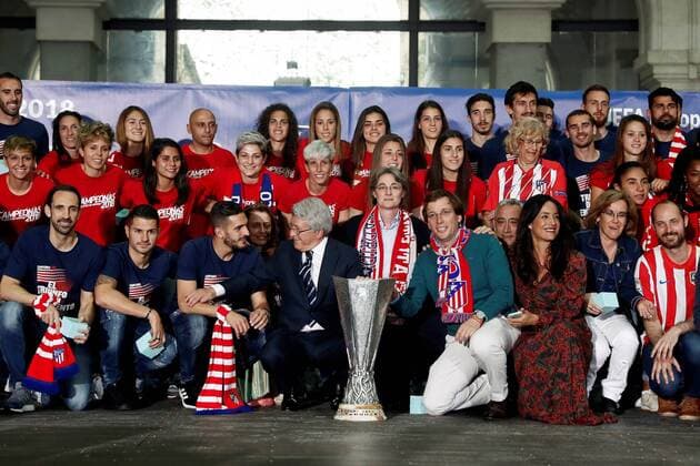 Madrid s Mayoress Manuela Carmena (C-R), poses next to Atletico de Madrid s players on occasion of the celebrations of the men s team UEFA Europa League victory on 16 May and women s team Iberdrola League victory in Madrid, Spain, 18 May 2018. Madrid s City Hall celebrates Atletico de Madrid s victories !ACHTUNG: NUR REDAKTIONELLE NUTZUNG!  Copyright: xMariscalx GRAF056 20180518-636622642598518902