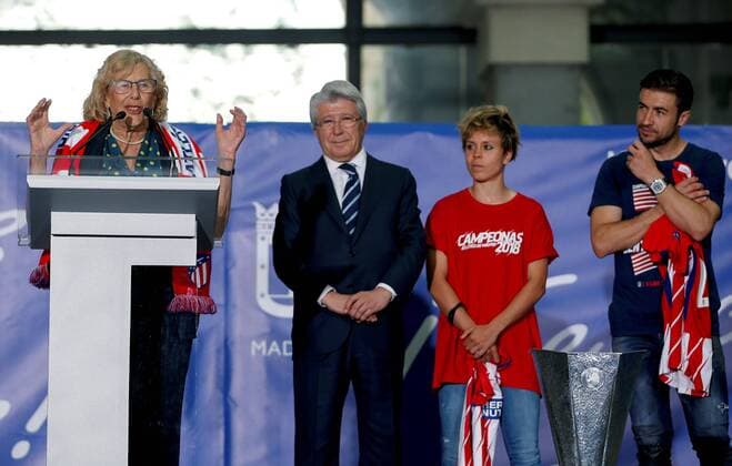 (L-R) Madrid s Mayoress Manuela Carmena delivers her speech next to Atletico de Madrid s president Enrique Cerezo, Atletico de Madrid s women team captain Amanda Sampedro and Atletico de Madrid s men s team captain Gabi Fernandez during the men s team s celebrations after their UEFA Europa League victory and the women s team celebrations after their Liga Endesa s victory in Madrid, Spain, 18 May 2018. Atletico de Madrid won the UEFA Europa League on 16 May 2018 against Olympique Marseille. Madrid s City Hall celebrates Atletico de Madrid s UEFA Europa League victory !ACHTUNG: NUR REDAKTIONELLE NUTZUNG!  Copyright: xMariscalx GRAF071 20180518-636622645283811733