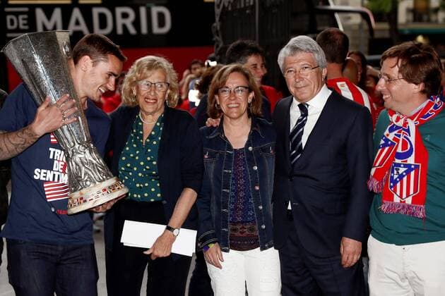 Madrid s Mayoress, Manuela Carmena (2L), Atletico Madrid s President, Enrique Cerezo (2R), French striker Antoine Griezmann (L), PSOE s spokesperson Purificacion Causapie (C) and PP s spokesperson Jose Luis Martinez-Almeida (R) pose with the UEFA Europa League trophy during a ceremony to celebrate the titles of both the masculine and feminine Atletico Madrid soccer teams at the Cibeles Palace in Madrid, Spain, 18 May 2018. Madrid s city hall celebrates Atletico Madrid s victories !ACHTUNG: NUR REDAKTIONELLE NUTZUNG!  Copyright: xMariscalx MDR02 20180518-636622682814801162