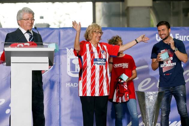 Madrid s Mayoress, Manuela Carmena (2L), Atletico Madrid s President, Enrique Cerezo (L), and the soccer teams captains Amanda Sampedro (2R) and Gabi Fernandez (R) during a ceremony to celebrate the titles of both the masculine and feminine Atletico Madrid soccer teams at the Cibeles Palace in Madrid, Spain, 18 May 2018. Madrid s city hall celebrates Atletico Madrid s victories !ACHTUNG: NUR REDAKTIONELLE NUTZUNG!  Copyright: xMariscalx MDR03 20180518-636622683501364925