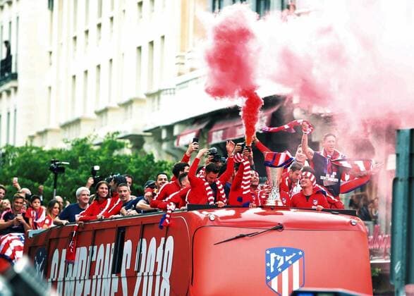 Atletico Madrid s players during a bus tour at the city center to celebrate the titles of both the masculine and feminine Atletico Madrid soccer teams in Madrid, Spain, 18 May 2018. Madrid s city hall celebrates Atletico Madrid s victories !ACHTUNG: NUR REDAKTIONELLE NUTZUNG!  Copyright: xJavierxLopezx MDR11 20180518-636622702595500895