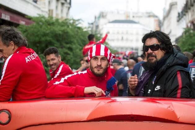 Atletico Madrid s Jorge Resurreccion Koke and second coach German Mono Burgos during a bus tour at the city center to celebrate the titles of both the masculine and feminine Atletico Madrid soccer teams in Madrid, Spain, 18 May 2018. Madrid s city hall celebrates Atletico Madrid s victories !ACHTUNG: NUR REDAKTIONELLE NUTZUNG!  Copyright: xRodrigoxJimenezx MDR12 20180518-636622703217848661