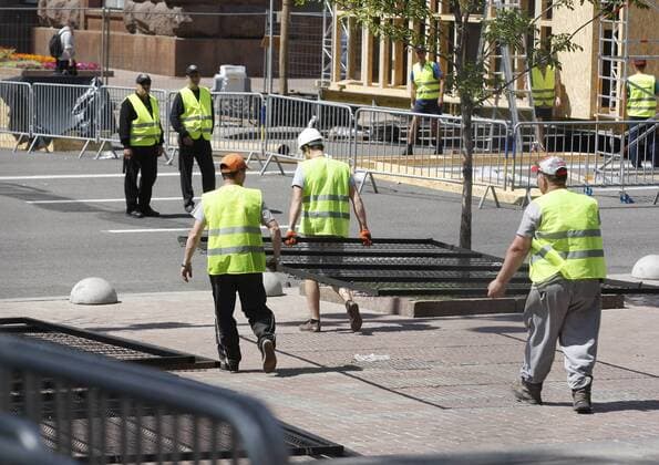 May 18, 2018 - Kiev, Ukraine - Ukrainian workers carry a construction as they install a fan zone for the UEFA Champions League final in central Kiev, Ukraine, on 18 May 2018. Real Madrid will face Liverpool FC in the UEFA Champions League final at the NSC Olimpiyskiy stadium in Kiev on 26 May 2018. UKRAINE UEFA CHAMPIONS LEAGUE FINAL 2018 - ZUMAg194 20180518_zap_g194_005 Copyright: xSergxGlovnyx