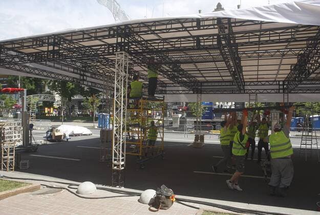 May 18, 2018 - Kiev, Ukraine - Ukrainian workers install a fan zone for the UEFA Champions League final in central Kiev, Ukraine, on 18 May 2018. Real Madrid will face Liverpool FC in the UEFA Champions League final at the NSC Olimpiyskiy stadium in Kiev on 26 May 2018. UKRAINE UEFA CHAMPIONS LEAGUE FINAL 2018 - ZUMAg194 20180518_zap_g194_006 Copyright: xSergxGlovnyx