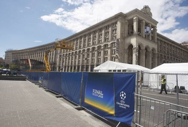May 18, 2018 - Kiev, Ukraine - A general view of a fan zone for the UEFA Champions League final in central Kiev, Ukraine, on 18 May 2018. Real Madrid will face Liverpool FC in the UEFA Champions League final at the NSC Olimpiyskiy stadium in Kiev on 26 May 2018. UKRAINE UEFA CHAMPIONS LEAGUE FINAL 2018 - ZUMAg194 20180518_zap_g194_012 Copyright: xSergxGlovnyx