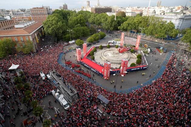Atletico Madrid s fans wait for the arrival of the team s bus at the Neptuno Square to celebrate the titles of both the masculine and feminine Atletico Madrid soccer teams in Madrid, Spain, 18 May 2018. Madrid s city hall celebrates Atletico Madrid s victories !ACHTUNG: NUR REDAKTIONELLE NUTZUNG!  Copyright: xMariscalx MDR16 20180518-636622746434912325
