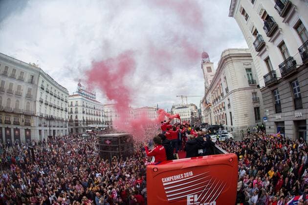 Atletico Madrid s players at the Sol Square during an itinerary to celebrate the titles of both the masculine and feminine Atletico Madrid soccer teams in Madrid, Spain, 18 May 2018. Madrid s city hall celebrates Atletico Madrid s victories !ACHTUNG: NUR REDAKTIONELLE NUTZUNG!  Copyright: xRodrigoxJimenezx MDR16 20180518-636622747065064531