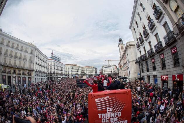 Atletico Madrid s players at the Sol Square during an itinerary to celebrate the titles of both the masculine and feminine Atletico Madrid soccer teams in Madrid, Spain, 18 May 2018. Madrid s city hall celebrates Atletico Madrid s victories !ACHTUNG: NUR REDAKTIONELLE NUTZUNG!  Copyright: xRodrigoxJimenezx MDR21 20180518-636622753421939926