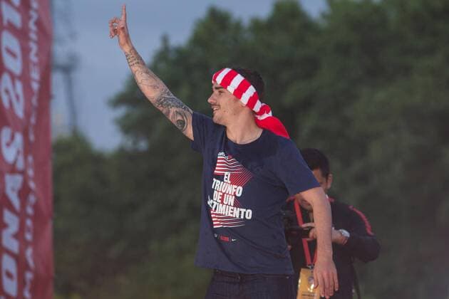 Atletico Madrid s Antoine Griezmann at the Neptuno Square to celebrate the titles of both the masculine and feminine Atletico Madrid soccer teams in Madrid, Spain, 18 May 2018. Madrid s city hall celebrates Atletico Madrid s victories !ACHTUNG: NUR REDAKTIONELLE NUTZUNG!  Copyright: xRodrigoxJimenezx MDR31 20180518-636622839708902552