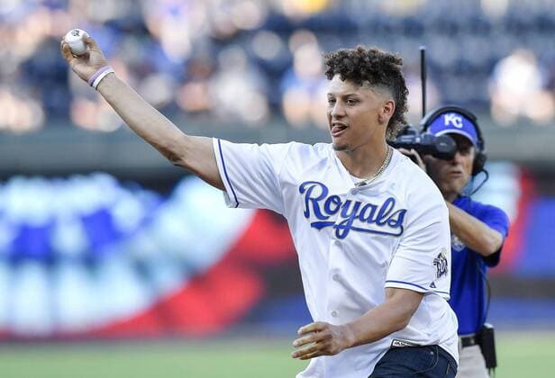 Bilder des Tages - SPORT May 18, 2018 - Kansas City, MO, USA - Kansas City Chiefs quarterback Patrick Mahomes throws out the first pitch before Friday s baseball game between the Kansas City Royals and New York Yankees on May 18, 2018, at Kauffman Stadium in Kansas City, Mo. Royals vs Yankees - ZUMAm67_ 20180518_zaf_m67_016 Copyright: xJohnxSleezerx