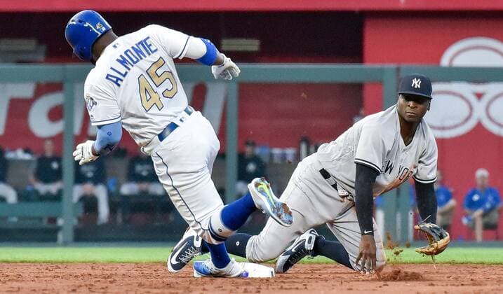 Bilder des Tages - SPORT May 18, 2018 - Kansas City, MO, USA - New York Yankees shortstop Didi Gregorius watches Kansas City Royals Abraham Almonte round second and head for third on a single by Whit Merrifield in the third inning during Friday s baseball game on May 18, 2018, at Kauffman Stadium in Kansas City, Mo. Royals vs Yankees - ZUMAm67_ 20180518_zaf_m67_032 Copyright: xJohnxSleezerx