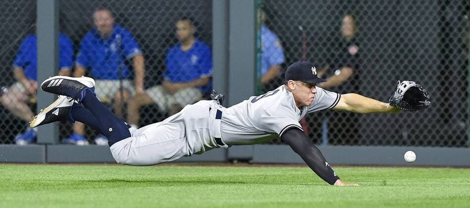 May 18, 2018 - Kansas City, MO, USA - New York Yankees right fielder Aaron Judge couldn t reach an RBI double by Kansas City Royals Salvador Perez that scored Mike Moustakas in the seventh inning during Friday s baseball game against the on May 18, 2018, at Kauffman Stadium in Kansas City, Mo. Royals vs Yankees - ZUMAm67_ 20180518_zaf_m67_058 Copyright: xJohnxSleezerx