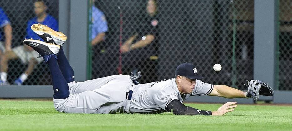 May 18, 2018 - Kansas City, MO, USA - New York Yankees right fielder Aaron Judge couldn t reach an RBI double by Kansas City Royals Salvador Perez that scored Mike Moustakas in the seventh inning during Friday s baseball game against the on May 18, 2018, at Kauffman Stadium in Kansas City, Mo. Royals vs Yankees - ZUMAm67_ 20180518_zaf_m67_061 Copyright: xJohnxSleezerx