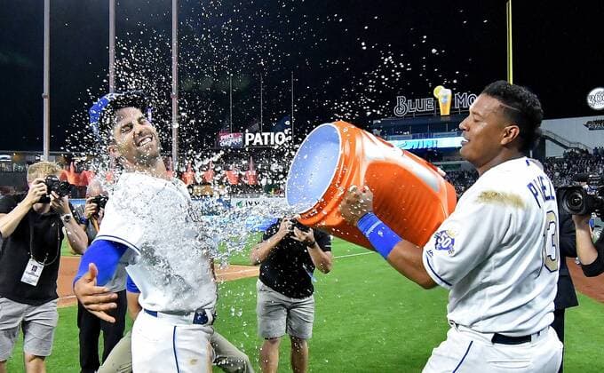 Themen der Woche - SPORT KW20 Bilder des Tages - SPORT May 18, 2018 - Kansas City, MO, USA - Kansas City Royals Whit Merrifield takes the splash from Salvador Perez after the teams 5-2 win during Friday s baseball game against the New York Yankees on May 18, 2018, at Kauffman Stadium in Kansas City, Mo. Royals vs Yankees - ZUMAm67_ 20180518_zaf_m67_063 Copyright: xJohnxSleezerx