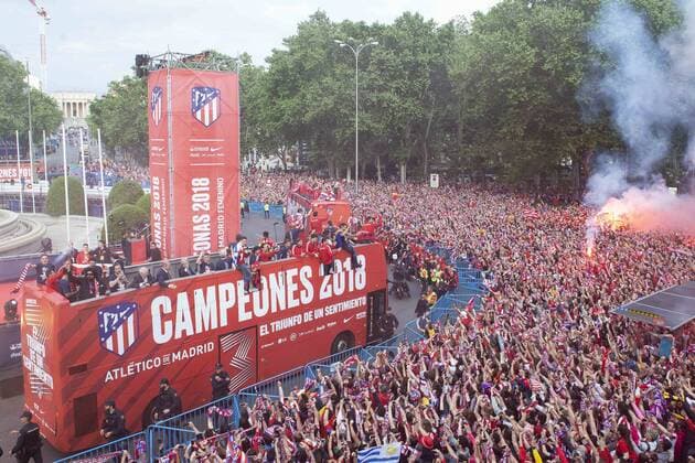 Atletico de Madrid supporters celebrating Europa League Championship at Neptune Fountain in Madrid, Spain. May 18, 2018.  (20180519020)