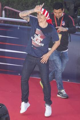 Atletico de Madrid Antoine Griezmann celebrating Europa League Championship at Neptune Fountain in Madrid, Spain. May 18, 2018.  (20180519039)