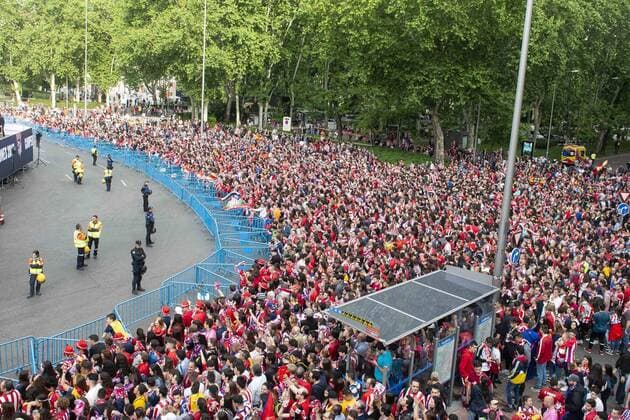 Atletico de Madrid supporters celebrating Europa League Championship at Neptune Fountain in Madrid, Spain. May 18, 2018.  (20180519001)