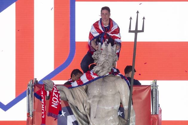 Atletico de Madrid Fernando Torres celebrating Europa League Championship at Neptune Fountain in Madrid, Spain. May 18, 2018.  (20180519070)