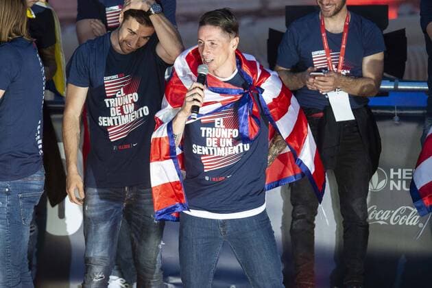 Atletico de Madrid Fernando Torres celebrating Europa League Championship at Neptune Fountain in Madrid, Spain. May 18, 2018.  (20180519073)