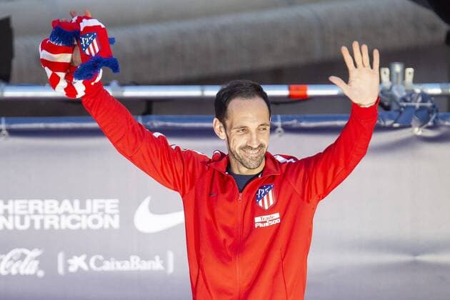 Atletico de Madrid Juanfran Torres celebrating Europa League Championship at Neptune Fountain in Madrid, Spain. May 18, 2018.  (20180519048)