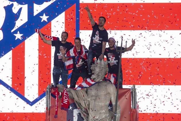 Atletico de Madrid Diego Godin, Fernando Torres, Gabi Fernandez and Koke Resurreccion celebrating Europa League Championship at Neptune Fountain in Madrid, Spain. May 18, 2018.  (20180519068)