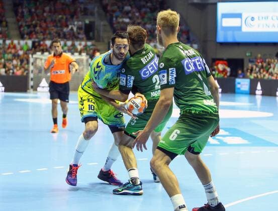 Saint Raphaël Var vs SC Magdeburg vl Aurelien Abily Saint Raphael 10 Marko Bezjak Magdeburg 25 Duel Combat tackle Saint Raphaël Var vs SC Magdeburg Handball Ottostadt Magdeburg EHF Cup Finals 2018 Season 2017 2018 19 05 2018 Magdeburg Copyright: xTaeger xEibner-Pressefotox EP_tae