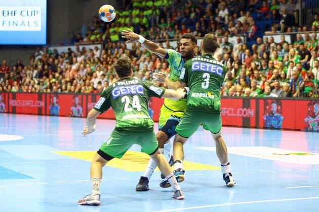 Saint Raphaël Var vs SC Magdeburg vl Christian O Sullivan Magdeburg 24 Adrien Dipanda Saint Raphael 32 Piotr Chrapkowski Magdeburg 3 Duel Combat tackle Saint Raphaël Var vs SC Magdeburg Handball Ottostadt Magdeburg EHF Cup Finals 2018 Season 2017 2018 19 05 2018 Magdeburg Copyright: xTaeger xEibner-Pressefotox EP_tae
