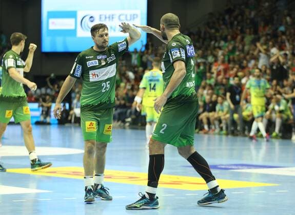 19 05 2018 xcsx Handball EHF Cup Final 4 SC Magdeburg Saint Raphael Var emporer Marko Bezjak SC Magdeburg and Zeljko Musa SC Magdeburg cheer for Tor Magdeburg
