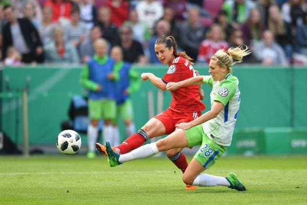 Sara Ilonka Däbritz Sara Daebritz FCB 33 at goal shot Lena Goessling Lena Goessling Wolfsburg 28 is too late for the DFB Womens Cup Final VfL Wolfsburg FC Bayern Munich xmkx