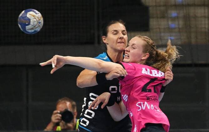 19 05 2018 Germany Stuttgart Handball OLYMP Final4 Season 2017 2018 Semifinals SG BBM Bietigheim vs TuS Metzingen v l Carolina Kudlacz Gloc BBM Maren Weigel TuS