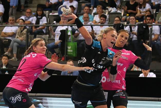 19 05 2018 Germany Stuttgart Handball OLYMP Final4 Season 2017 2018 Semifinals SG BBM Bietigheim vs TuS Metzingen v l Maren Weigel TuS Luisa Schulze BBM Julia Behnke TuS