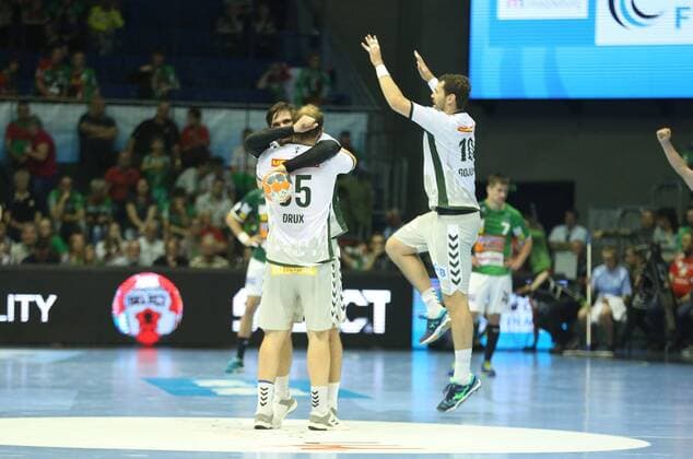 19 05 2018 xcsx Handball EHF Cup Final 4 Fresh on Goeppingen Fuechse Berlin emspor v l Paul Drux Foxes Berlin Fabian Wiede Füchse Berlin and Jakob Gojun Füchse Berlin cheer after finals in Magdeburg